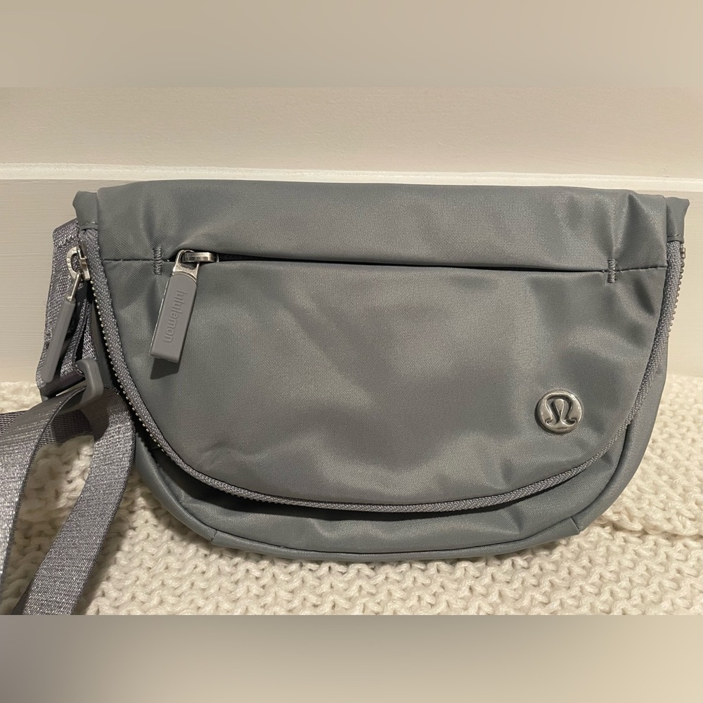 Lululemon All Night Festival Bag
Micro 2L *NEW* without tags! Never used!